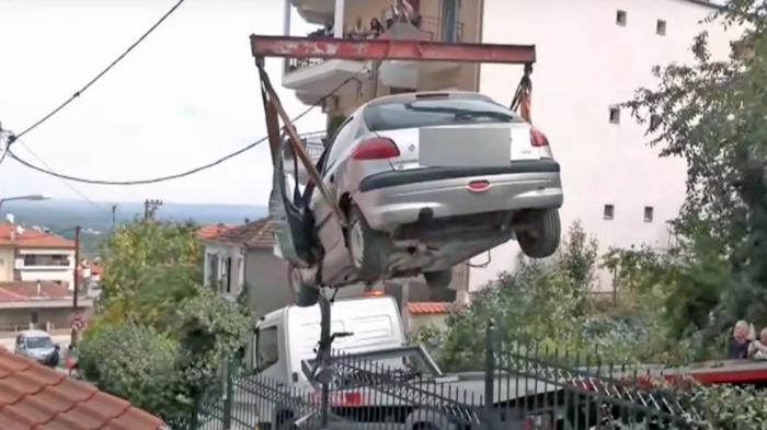Peugeot 206 εισέβαλε σε αυλή σπιτιού στη Βέροια 